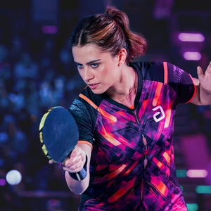 Bruna Takahashi med igro namiznega tenisa z loparjem