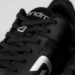 Detail črno-srebrnih športnih copat ANDRO Cross Step PRO