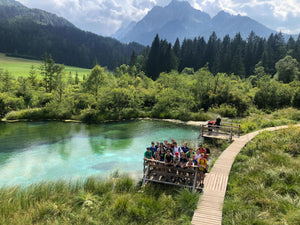 Otroci na poletnem namiznoteniškem kampu NTK Savinja v naravi