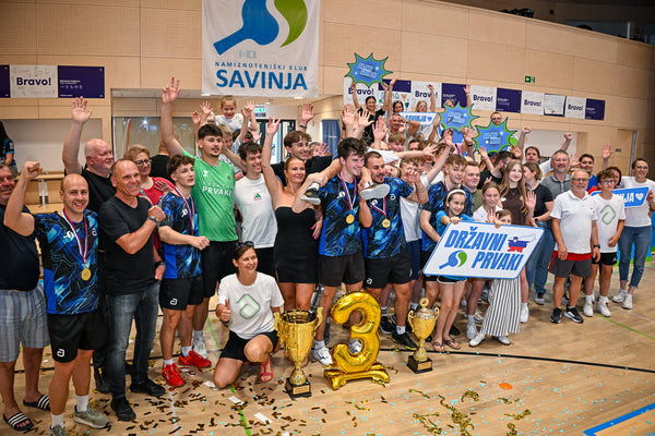 Igralci, člani in navijači NTK Savinja ob proslavi tretjega zaporednega naslova državnih prvakov